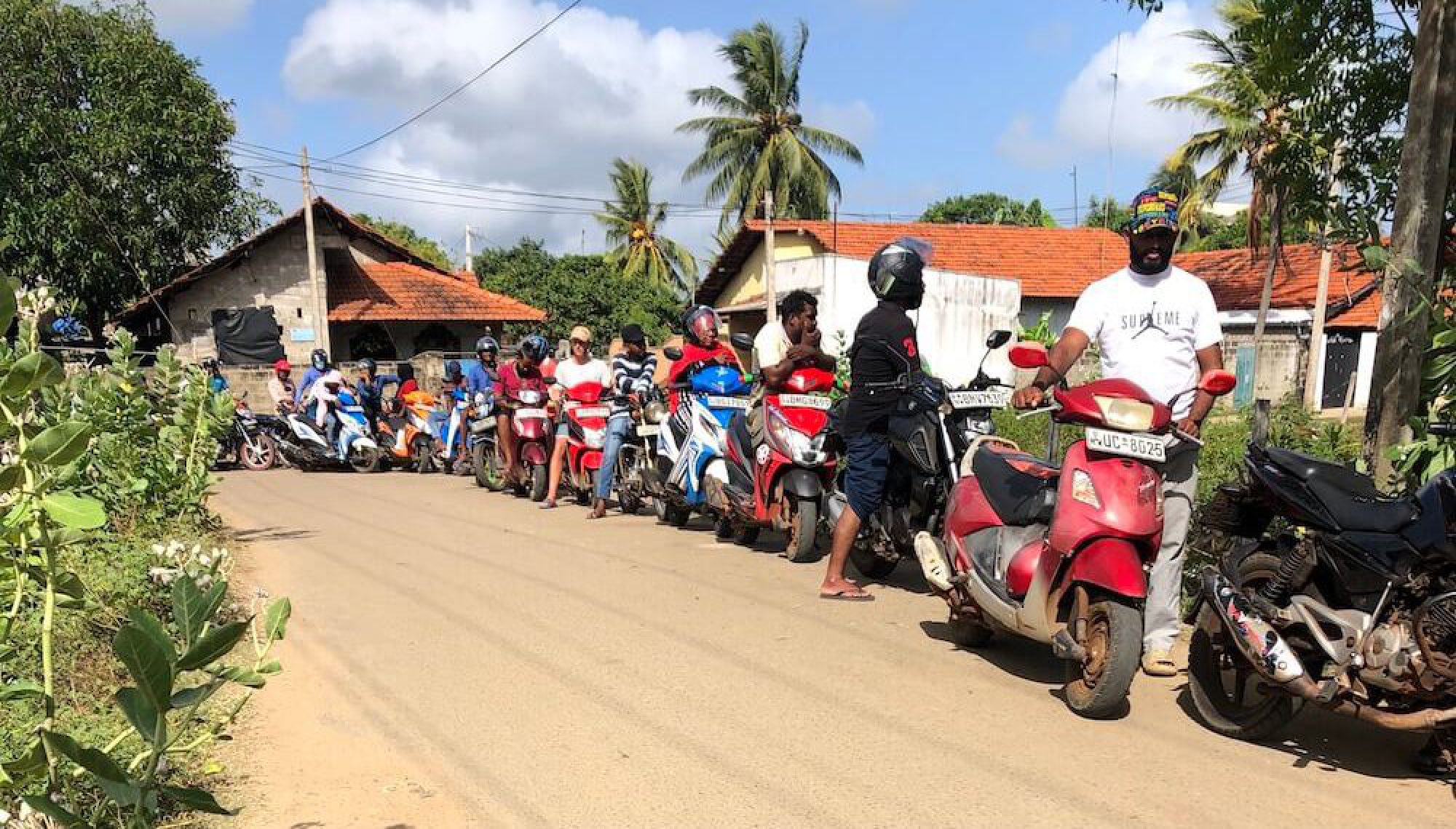 benzine tekort Sri Lanka rij jimme