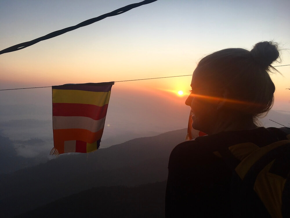 Wandeling tijdens zonsopgang Adam's Peak in Sri Lanka